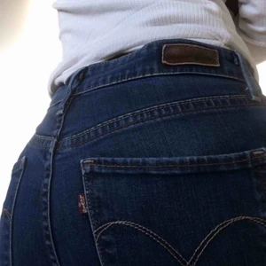  - Säljer älskade Levi’s jeans! Klippt själv. Liite slitna i grenen men inga hål, kan skicka bild om önskas. Pris exkl frakt