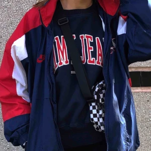  - Mörkblå collegetröja från Tommy Jeans. I storlek M, skitsnygg oversized! Halvkassa bilder, bättre kan fås på efterfrågan! Frakt ingår i priset. 300 kr.