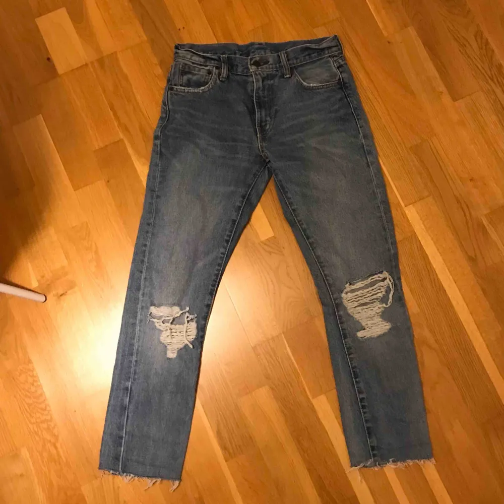 Levis jeans i bra skick i straight modell, w26 l34, dock avklippta så mer en 30-32 än en 34. Frakt tillkommer!. Jeans & Byxor.