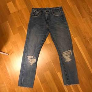 Levis jeans i bra skick i straight modell, w26 l34, dock avklippta så mer en 30-32 än en 34. Frakt tillkommer!