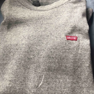  - grå, långärmad topp från Levi’s❤️ säljer pga att det inte är min stil