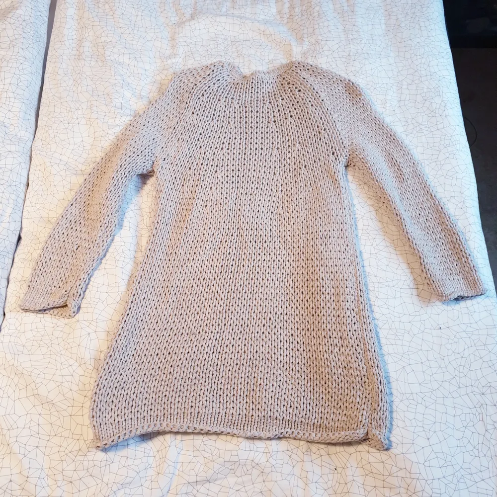 Grovstickad tröja  Köpt i Italien  Aldrig använd  Går ner till mitten på höften på mig som är 167 cm Skickas (max 37kr frakt) eller möts i Göteborg.. Stickat.