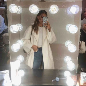  - Säljer denna vita kappa från Zara i storlek xs. Aldrig använd lappar sitter kvar. Bilder lånade från Google! Köparen står för frakten 100kr Nypris 1495:-