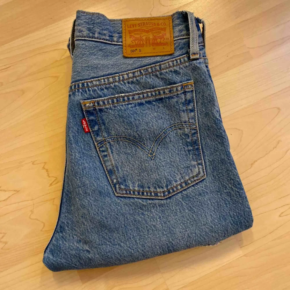 Levis 501 Ej använda så mycket! Säljer pga fel storlek💛. Jeans & Byxor.