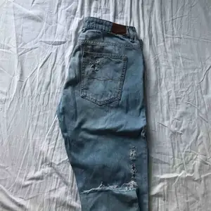 Ett par normalmidjade slitna boyfriend jeans i en fin ljusblå tvätt. De är ankel jeans och normala i storleken. Har glömt ordinarie priset men skulle tippa på mellan 400-500kr? Använt 2 gånger max, jeansen har minimal stretch!