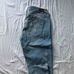 Zara slitna ljusblå jeans  - Ett par normalmidjade slitna boyfriend jeans i en fin ljusblå tvätt. De är ankel jeans och normala i storleken. Har glömt ordinarie priset men skulle tippa på mellan 400-500kr? Använt 2 gånger max, jeansen har minimal stretch!