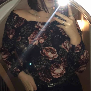 - ”Off shoulder” blus/tröja i storlek S. Köpt på Lindex och knappt använd. Kontakta om du är intresserad!