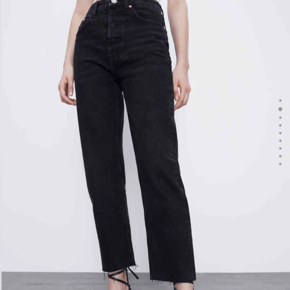 Säljer mina jättefina svarta mom jeans från Zara:)  köpte dem i somras, men har tyvärr växt ur dem💓. Jeans & Byxor.