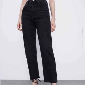 Säljer mina jättefina svarta mom jeans från Zara:)  köpte dem i somras, men har tyvärr växt ur dem💓