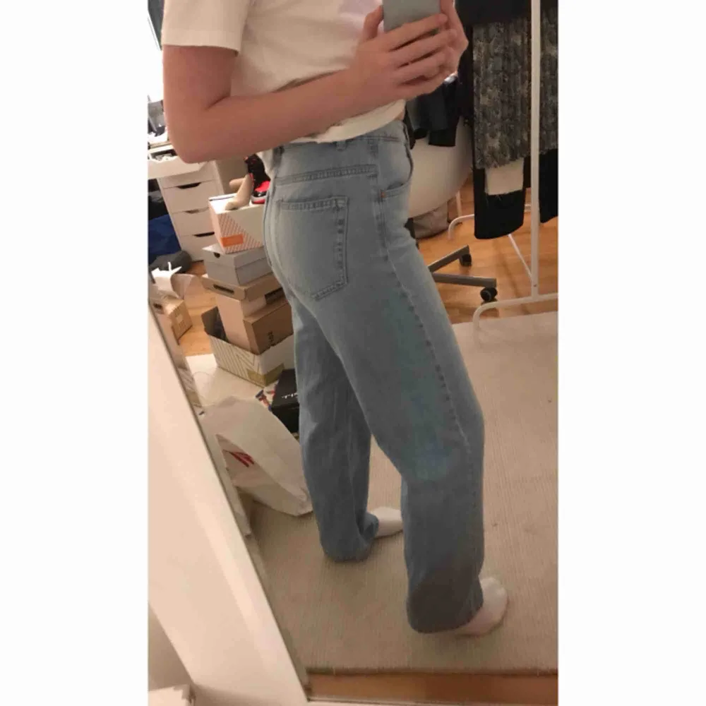 Blåa vida/raka jeans från Emilie Briting x NAKD i superfint skick. Storlek 34, passar 34 & 36. Första bild lånad från @mollymalhotras, jag på bild 2&3 är 167 lång 💛. Jeans & Byxor.