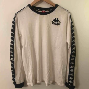  - Kappa tröja köpt i Köpenhamn för typ 2 år sedan, väldigt bra skick och en go tröja helt enkelt, köpare för frakt!