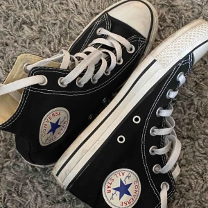  - Svarta converse all star. Bra skick, smuts som enkelt går att torka bort. Använda fåtal gånger.
