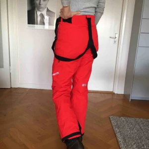  - Säljer mina fina röda skidbyxor då de blivit för små. De är som nya då jag använt dem endast ett par gånger och är i perfekt skick. Storlek 38 men är man 36:à kan de också passa då de är. små i storleken. Modellen på bilden är 178 cm lång. 