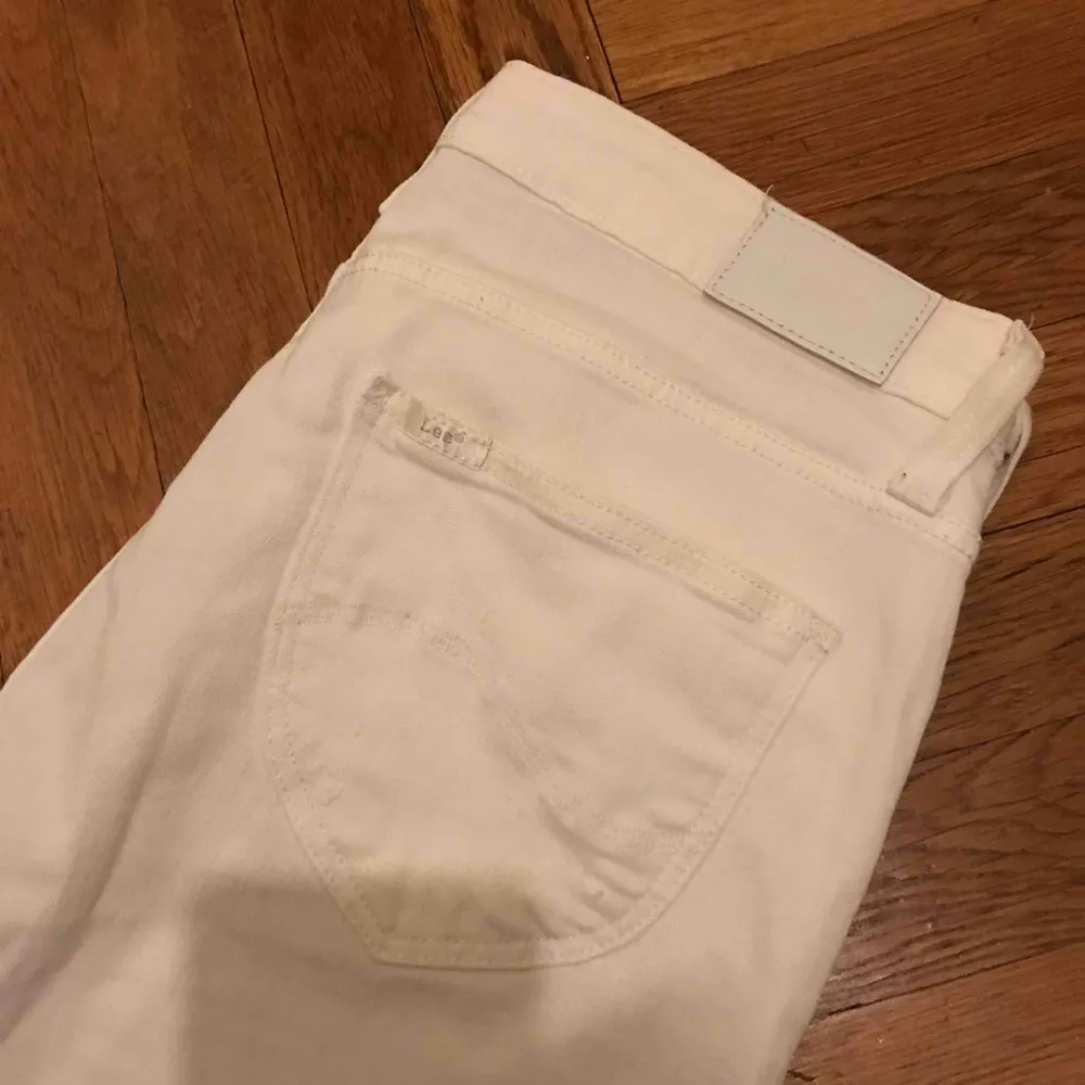 Vita stuprörs jeans med låg midja från Lee  Kedja i byxbenet som går att dra upp ca 10cm  W28 L33. Jeans & Byxor.