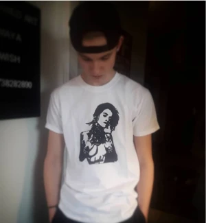 UntamedSoul - T-shirt unisex med egendesignat tryck. Ny ej begagnad. (Inte den på bilden alltså) 