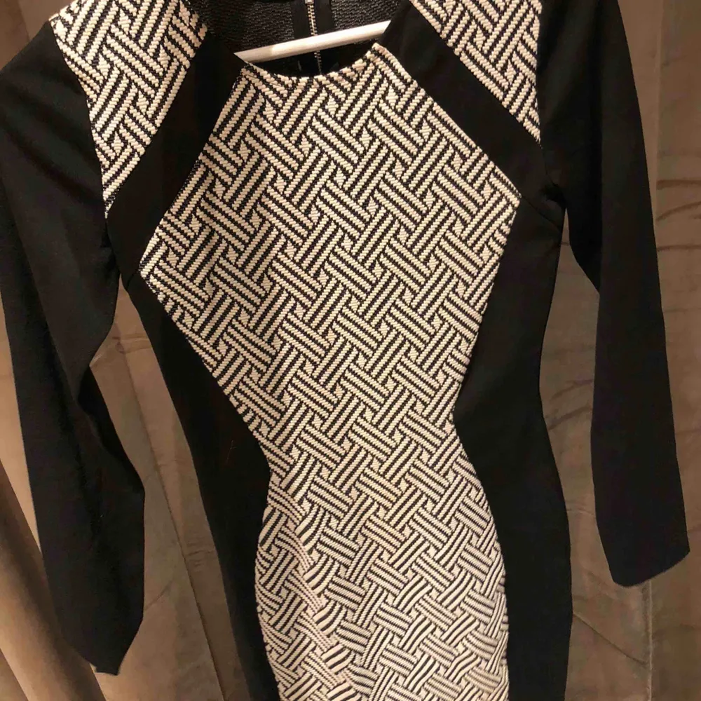 en svin snygg klänning ifrån H&M divided i storlek 36/S använd en gång på nyårsafton så väldigt bra skick möts upp i stockholm, frakt står kunden för . Klänningar.