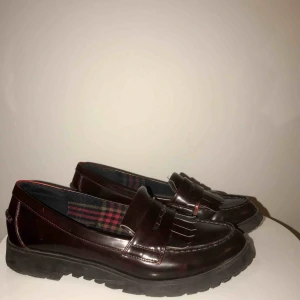  - Coola skor i 90-tals stil, perfekta till våren! Köparen står för frakten 