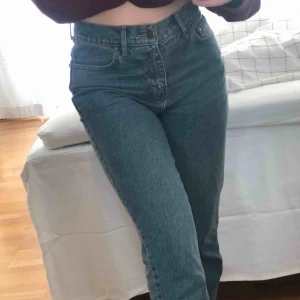  - Momjeans från Nelly. Använda fåtal gånger. Skulle vara snyggt att klippa hål i knät eller liknande, vid snabbt köpt kan jag sänka priset ännu mer. Nypris är typ 500