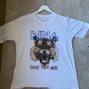  - Underbar T-shirt från Annie bring. I nyskick! Använd fåtal gånger enbart. Storleken är en L men passar M jag har M och den har en nice lite oversize fit 