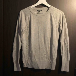  - En vanlig grå långärmad tröja. I bra skick, tröjan är snarare som en S i storleken😊jag ser inte vad märket är på tröjan, men som sagt en helt vanlig tröja.  