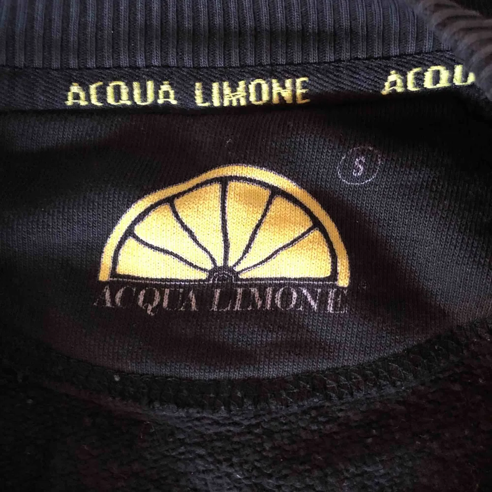 En Auqua Lemon tröja i svart, väldigt bekväm och passar till det mesta.. Tröjor & Koftor.