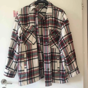  - Helt ny Zara jacka, använd endast en gång. Nytt skick. Frakt: 59;- Originalpris: 549:-. Köparen står för frakt. (kommer ej gå ner i pris)