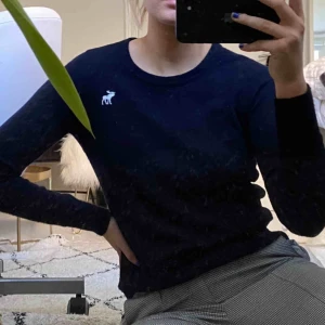  - 100% cashmire tröja från ABERCROMBIE & FITCH! Inga slitningar men dock lite nopprig!💕 