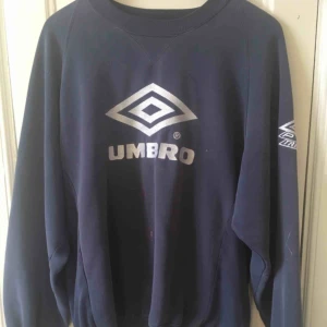  - Skön och stor Umbro tröja. Helt okej skick, frakt tillkommer!