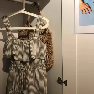  - Helt oanvänd jumpsuit från Zara i superskönt linne material, perfekt att ha på sommaren 🌞 Orginalpris 399 kr men säljer för 125kr Dm för mer info/intresse 🌼
