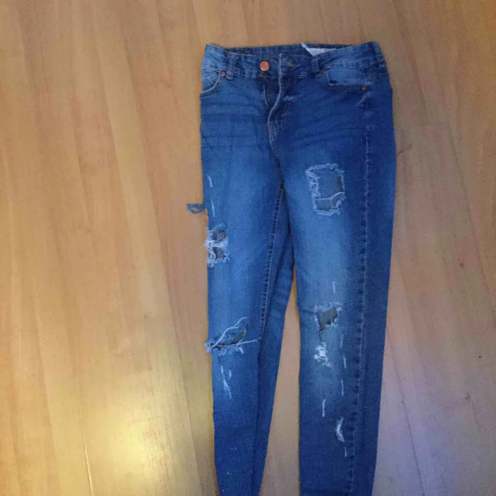 Ett par mörkblå jeans som är för små. Frakten är 50kr.  Dem använda ett fåtal gånger. . Jeans & Byxor.