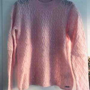 Underbar stickad tröja från GANT i kall rosa färg. Tröjan är i en lyxig mohair och ullblandning. Riktigt mjuk och varm. Knappt använd. Nypris i butik var 1999:-. Köparen står för eventuell frakt. 