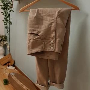 Unika byxor - Beigea byxor med snygga detaljer, säljs då de tyvärr är för stora☺