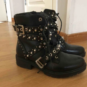  - asballa skor minns ej var de kommer ifrån! Endast använda någon enstaka gång