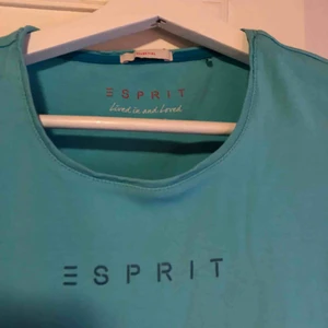  - Turkos t-shirt med mörkblått tryck! Använt skick därav pyttelitet hål vid naveln, absolut inget som stör! Se bild ! 