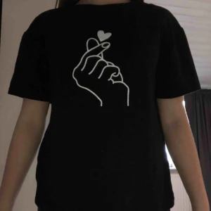 ❤️ - Sälja denna svarta t-shirt den, det är ett väldigt Stretchit material.😍 Aldrig använd Sälja den för 20 kr / bud