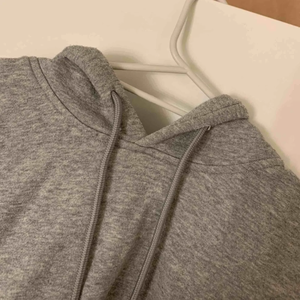 En helt vanlig basic grå hoodie, passar till allt!! Den är ifrån Urban Classics och i mycket bra skick, inga fläckar eller något sånt⚡️ om den ska fraktas ligger frakten på 79kr. Hoodies.