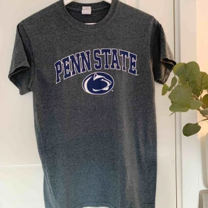  - Skit snygg t-shirt i storlek S herr. Jättefint skick, inga defekter. Fraktar endast