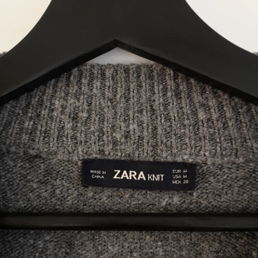 Mysig oversize stickad grå tröja från Zara. Behöver noppas av. . Tröjor & Koftor.