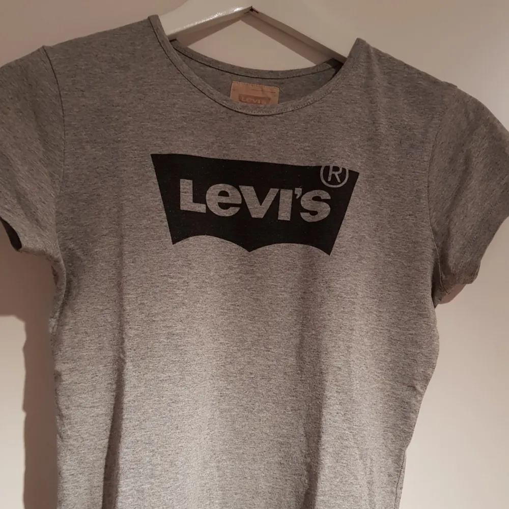 Snygg Levi's t-shirt funkar till XS och S. Köparen betalar frakten💜. Övrigt.