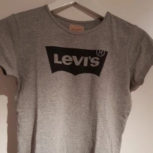 - Snygg Levi's t-shirt funkar till XS och S. Köparen betalar frakten💜