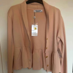  - Rosa kofta från Chiara Forthi. Jättefin med snygga knappar i guldfärg. Köparen betalar för frakt.