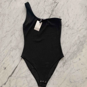  - One shoulder body från HM divided, endast testad en gång! Kan mötas upp norr om Stockholm (Danderyd, Täby) annars tillkommer frakt💕