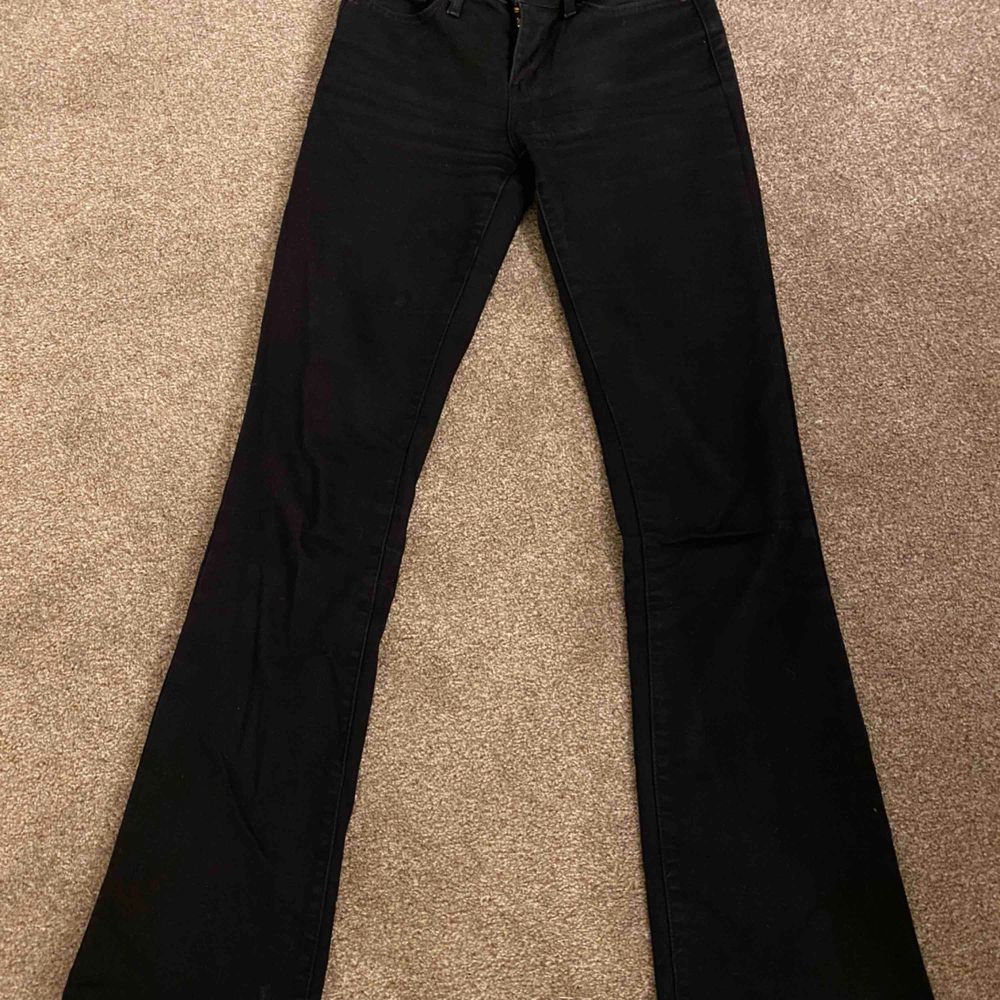 Säljer mina svarta bootcut-jeans från Levis, pga att de blivit för små! Storlek 25. De är sparsamt använda och i jättefint skick.  Köpta på Levis butiken i Gallerian, Stockholm. Tyvärr vet jag inte om jag har kvar kvittot.  Kan skickas!  . Jeans & Byxor.