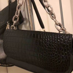  - Säljer denna väskan som är köpt på Nelly. Helt oanvänd så den är så gott som ny. Finns även ett längre band som medföljer. Först till kvarn! 