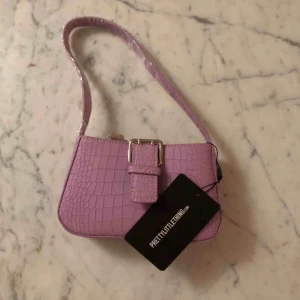  - Supersnygg väska från PLT aldrig använd! Köparen står för frakt