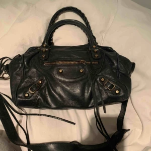  - Säljer nu min älskade svarta Balenciaga i modellen Twiggy. Självklart äkta! Kontakta för fler bilder med serienummer etc.  Frakten är spårbar (95kr) men det går att lägga till ”extra säkert” vilket bör landa på runt 150-200kr. 