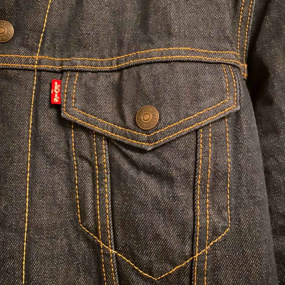 Säljer min jeansjacka från Levis i storlek M, den är använd ett fåtal gånger och är i nytt skick. Original pris 1100. Jackor.