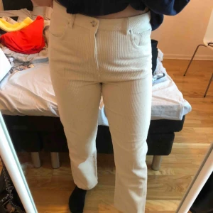  - Manchester byxor från Gina tricot. Storlek 40. Använda 1 gång bara. Nypris 399. Dem är förstår för mig annars super snygga!