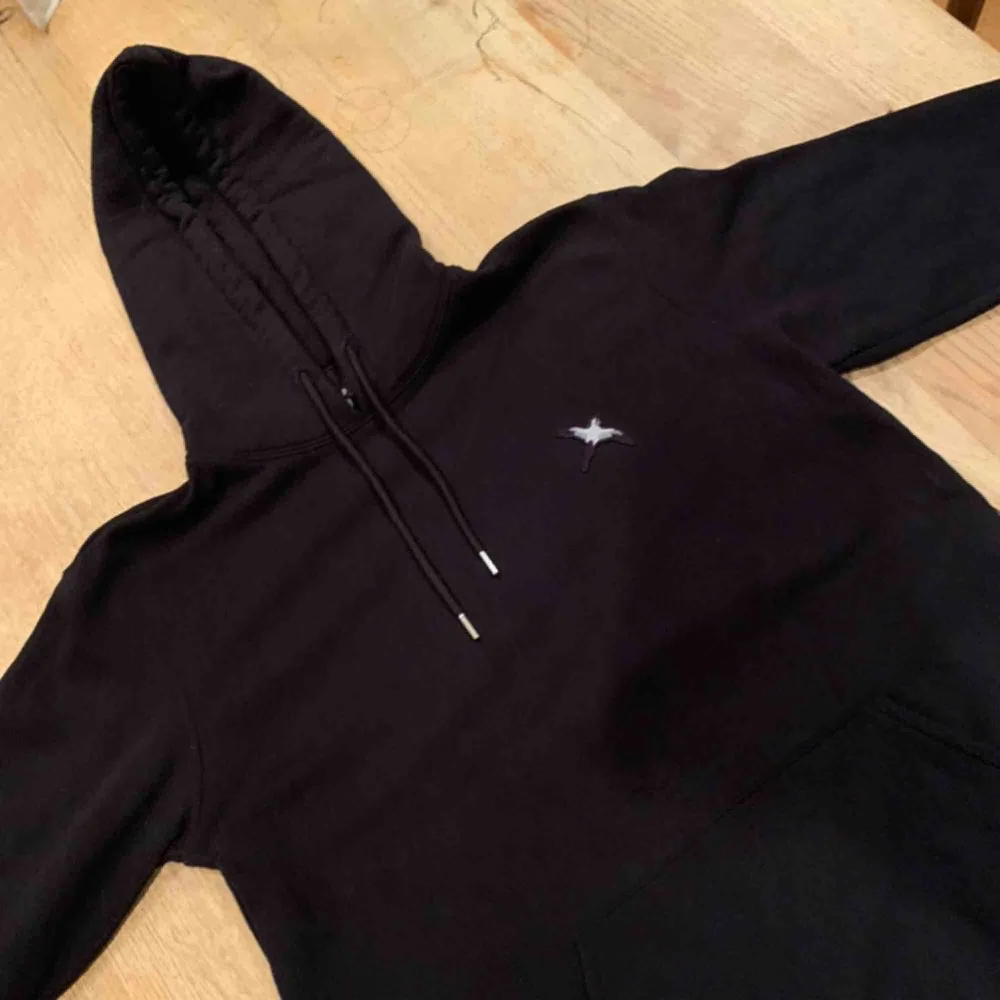 Hej säljer en svart Axel Arigato hoodie, aldrig använd pga den är för stor, skick: 10/10, påse och Arigato sushi sticks ingår vid köp av hoodien (köpt för 2000 kr) (priset kan diskuteras) . Hoodies.