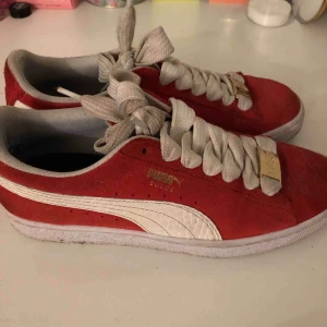  - Knappt använda men lite smutsiga. Det medföljer ett pr röda skosnören och ett par vita (de vita ser ni på bilderna och de röda har aldrig använts)